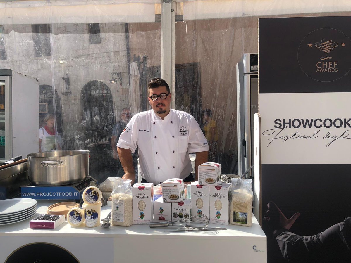 riservaSmassimo's tweet photo. Oggi ad Assisi lo show cooking dello chef #mattiaAbussi dell’osteria Zelata di Bereguardo , per la Chef Awards solo prodotti del Pavese #risocarnaroli #burroTexRanch #riservasanmassimo #chefawards #italianfood https://t.co/P3wlO96OBx
