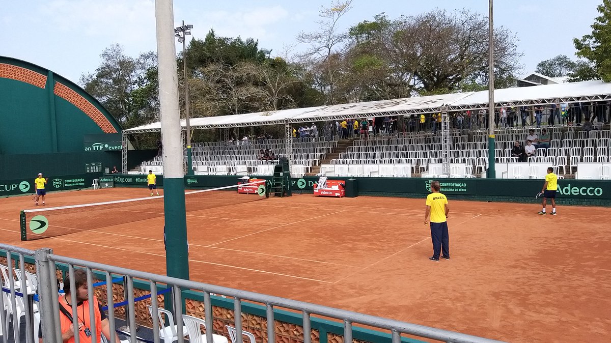 esportesdc's tweet photo. O capitão do Time Brasil Jaime Oncins aproveita para repassar alguns lances também com Thiago Monteiro, que joga à tarde. Quem rebate do outro lado da quadra é Felipe Meligeni, jovem que integra o grupo para treinamentos #CopaDavis https://t.co/ioiTg6JUuK