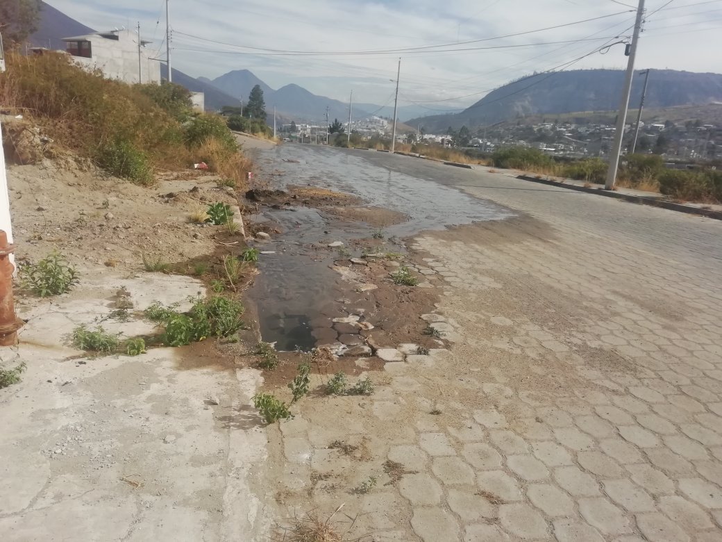 patodominguezp's tweet photo. Por favor señores @aguadequito atender urgente, desde ayer hay una fuga de agua en el sector de Lirios de Carcelén, en la calle B. https://t.co/BqZKVaA3a2