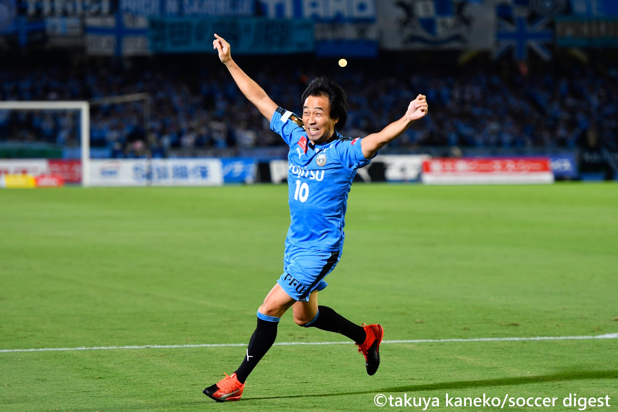 サカダイ 中の人 始球式に登場したワッキーさん 代名詞の芝刈り機モノマネを披露しサポーターを湧かせました 写真部 金子