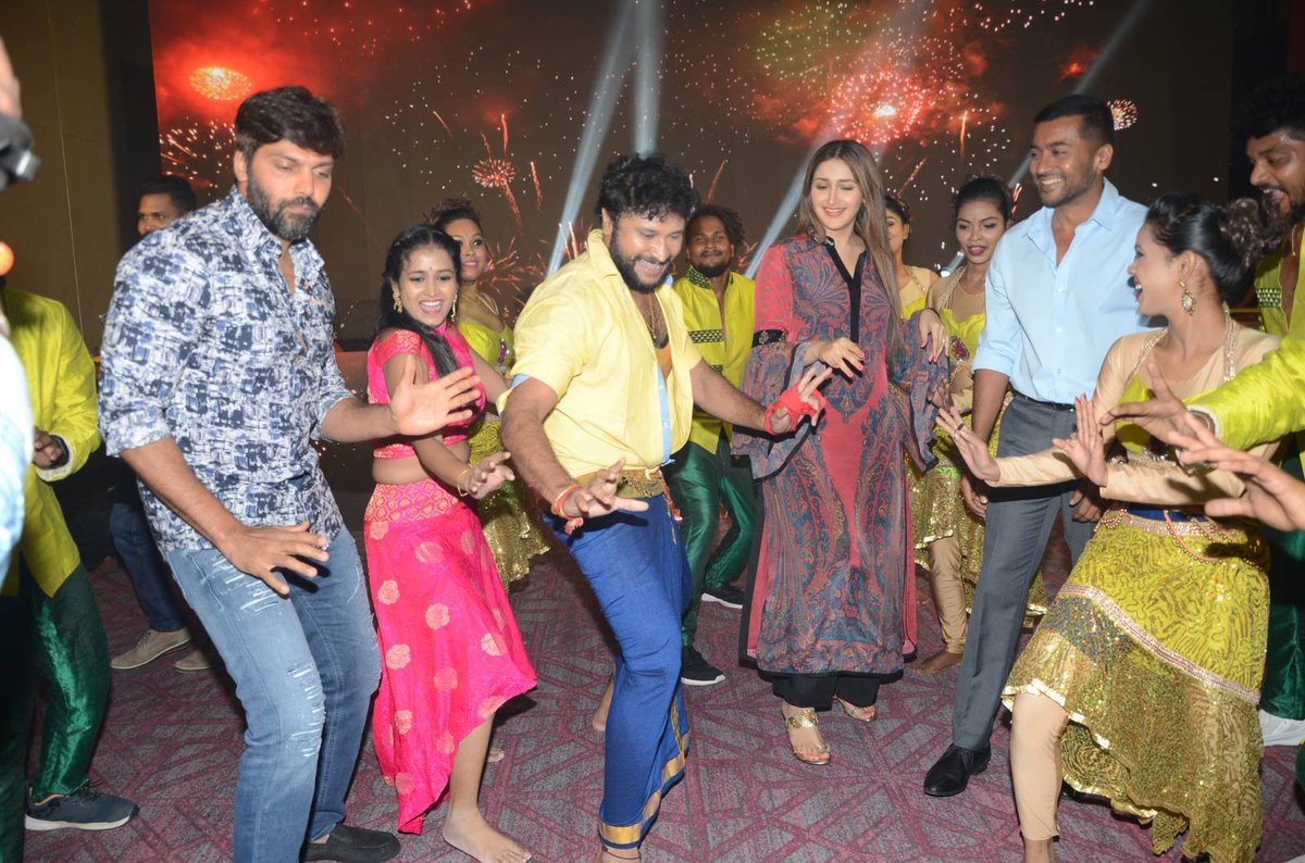 Imkingsmahesh's tweet photo. Yesterday pressmeet & pre release .
#BandobastPreReleaseEvent by #Shreyasmedia wowowow simply supper ๐๐๐#Surya #Fans #Kaappaan #Bandobast #KaappaanFromSep20
@Suriya_offl @sayyeshaa @arya_offl https://t.co/ubIOfbAUOA