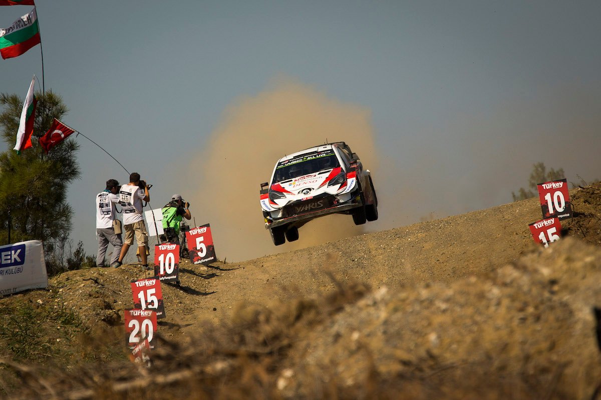 Toyota_Esp's tweet photo. Termina la segunda etapa de #RallyTurkey sin cambios después de los tres tramos vespertinos. @JariMattiWRC es el mejor de los #YarisWRC (6º), seguido de @krismeeke (7º). #WRC https://t.co/Hyemgrygkg
