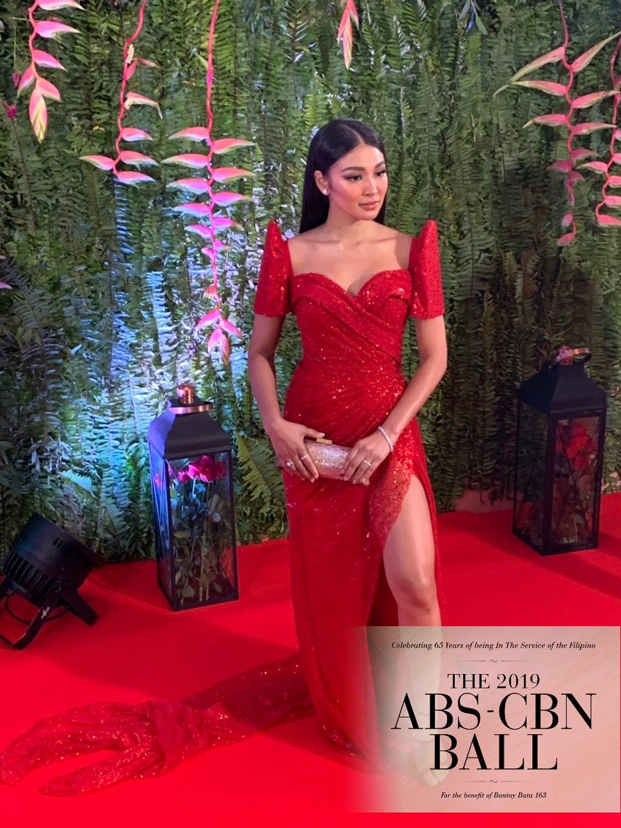 ABSCBNpr's tweet photo. Nadine Lustre, everyone! 🔥 #ABSCBNBall2019 https://t.co/JmPgqJBSCU