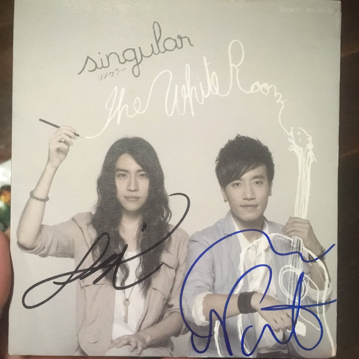 icetimicetim's tweet photo. Fan sign สมัยโบราณ เก็บห้องแล้วแบบ วอท.... กูเคยมีด้วยหรอ 55555555 ลืมไปแล้วว่าตอนนั้นติ่งแต่ไหน.... #NUTSIN #SINGULAR #นัทซิน #UntillWeMeetAgain https://t.co/wKi7SLm1xu