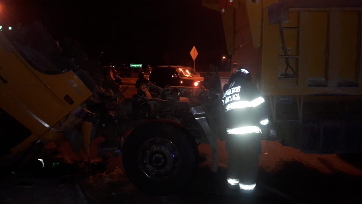 Personal del #CBL en la noche del viernes 13 del 2019 atendió un accidente de tránsito en la carretera E35, por favor tomar las medidas preventivas para evitar este tipo de desastres #BomberosLatacunga #accidentedetransito