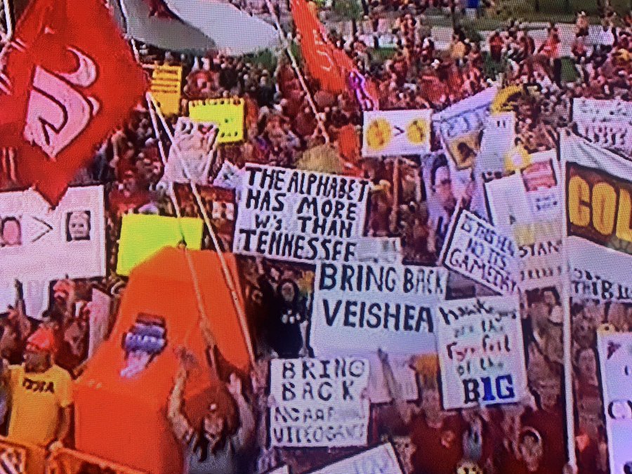 EEbg7JoW4Agsio1?format=jpg&name=900x900