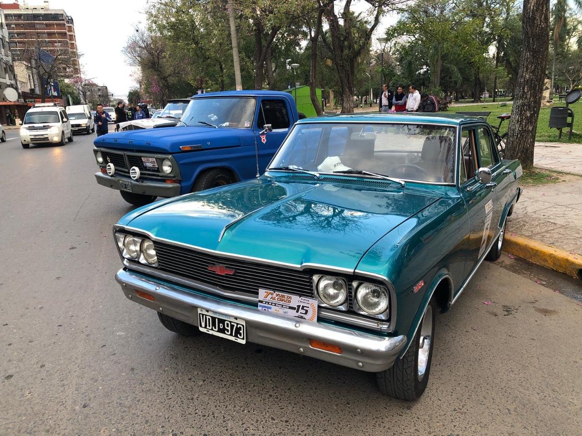 Con más de 40 #AutosClásicos, se largó una nueva edición de la #VueltaAlChaco cort.as/-QXE5 #SéptimaVueltaAlChaco #ElEstadoDeTuLado #ConLoteríaChaqueñaGanásSeguro