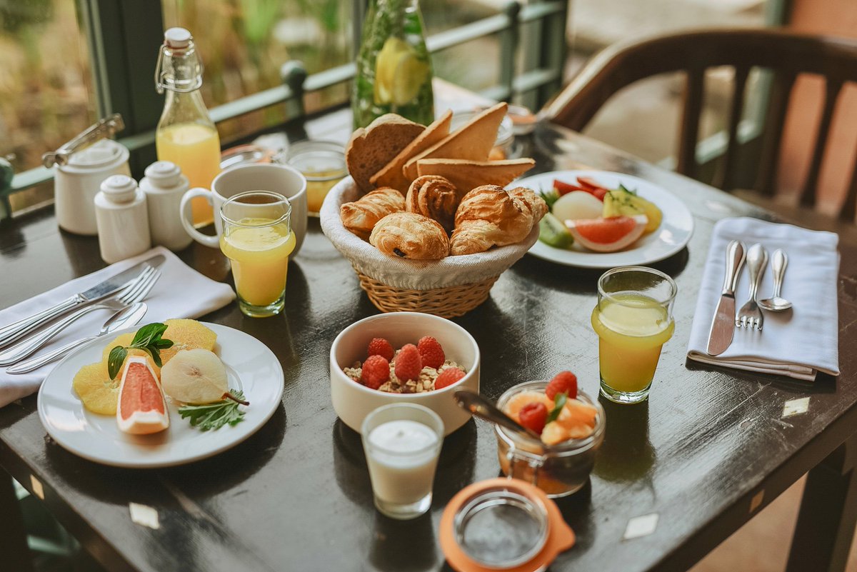 We hope you have a great weekend! 😍 Tag your breakfast partner 🥐 🍓🍑☕  

📲 ow.ly/BH8k50vM9bb 
.
.
#hotellesdeuxtours #marrakech #morocco #boutiquehotel #travel #familytravel #retreat #yogaretreat #destination #moroccotravel #moroccoleeweddings #travelphotography