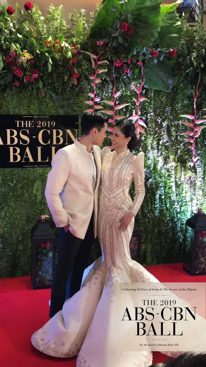 ABSCBN's tweet photo. Kim Chiu and Xian Lim spread love on the red carpet of  #ABSCBNBall2019! 

Log on to https://t.co/rzqW49cZGJ for more photos! https://t.co/yZIg4qBYnx