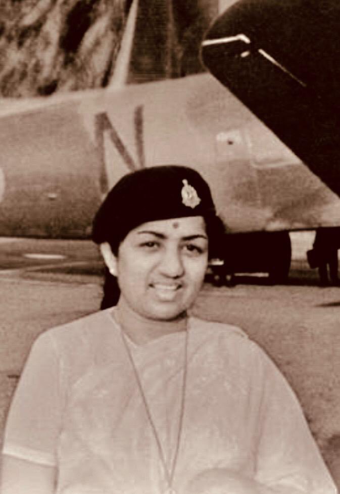 Namaskar. 1971 Bangladesh mukti yudh samapt hote hi hum Bangladesh gaye the aur Sunil Dutt ji ke group ke saath humne kaafi karyakram kiye,us waqt hum Army ke plane se hi sab jagah jaate the.