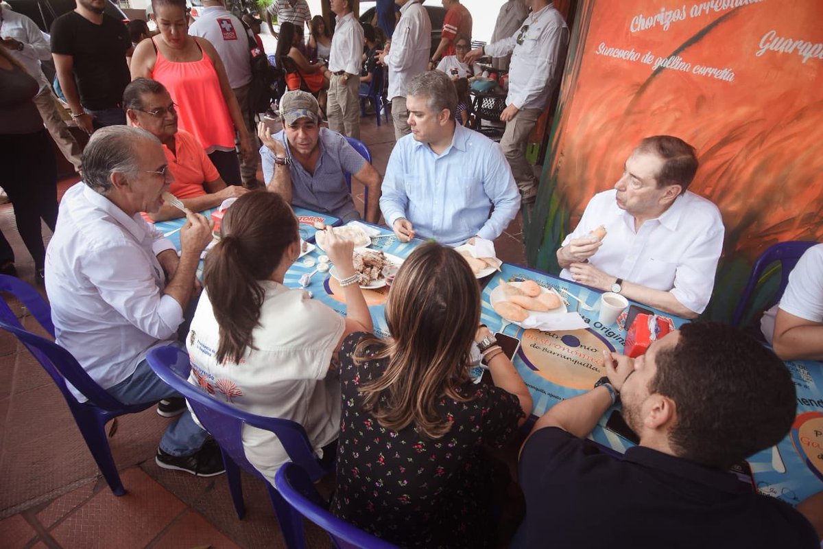karenabudi's tweet image. Hoy iniciamos nuestra jornada en La Tiendecita, un restaurante delicioso y muy típico en Barranquilla. Con el Presidente @IvanDuque, el Gobernador @veranodelarosa, el Alcalde @AlejandroChar y la comunidad, compartimos un desayuno muy caribeño. #BarranquillaConstruye