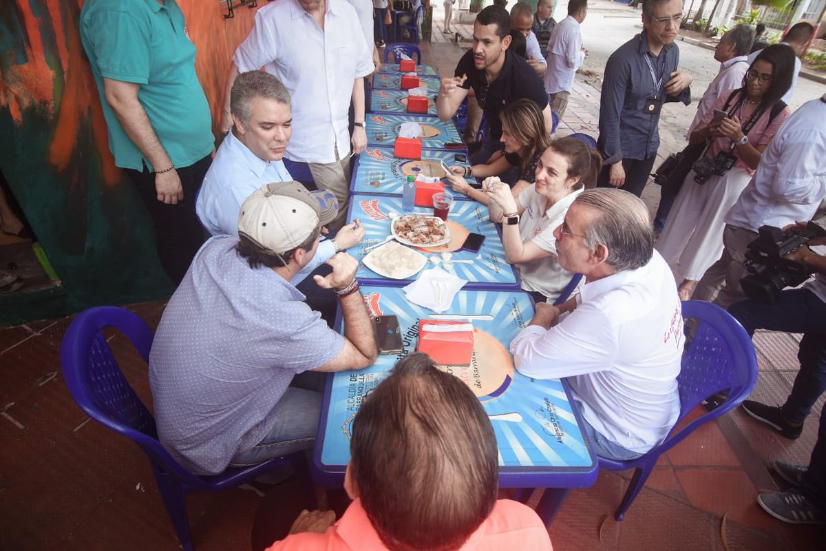 karenabudi's tweet image. Hoy iniciamos nuestra jornada en La Tiendecita, un restaurante delicioso y muy típico en Barranquilla. Con el Presidente @IvanDuque, el Gobernador @veranodelarosa, el Alcalde @AlejandroChar y la comunidad, compartimos un desayuno muy caribeño. #BarranquillaConstruye
