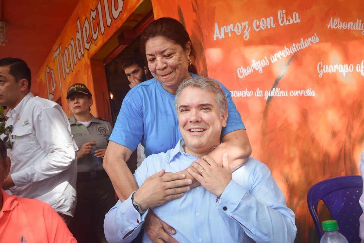 karenabudi's tweet image. Hoy iniciamos nuestra jornada en La Tiendecita, un restaurante delicioso y muy típico en Barranquilla. Con el Presidente @IvanDuque, el Gobernador @veranodelarosa, el Alcalde @AlejandroChar y la comunidad, compartimos un desayuno muy caribeño. #BarranquillaConstruye