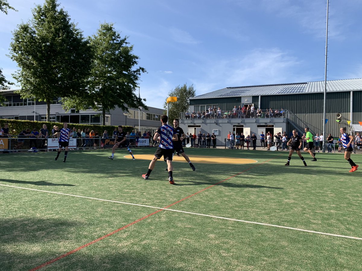 Het veldseizoen is bezig aan de tweede speelronde. Vandaag voor <a href="/LC_Sport/">Sportredactie LC</a> bij <a href="/kvheerenveen/">kvHeerenveen</a>-<a href="/kvsco/">SCO | European Aerosols</a>. Ruststand 10-9, nadat Heerenveen eerder op 10-6 stond. Bij SCO viel Britt Rottink uit met enkelblessure. Verder geen voor Ray Bouwman van de gasten. Boeiend, vermakelijk potje.