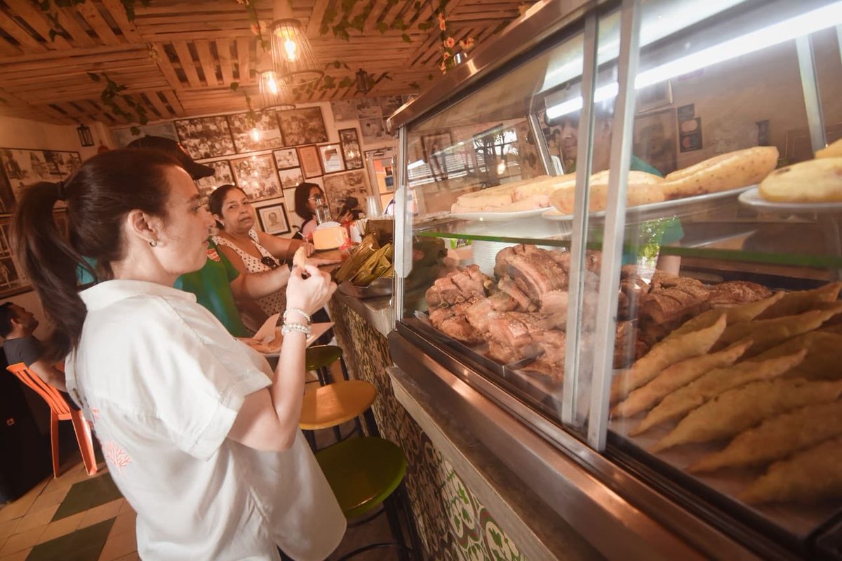 karenabudi's tweet image. ¡Este restaurante es delicioso! La sazón de mi Región Caribe es única, nada como comer en casa. Qué bueno poder compartir este momento con el Presidente, el Gobernador, el Alcalde y los barranquilleros.