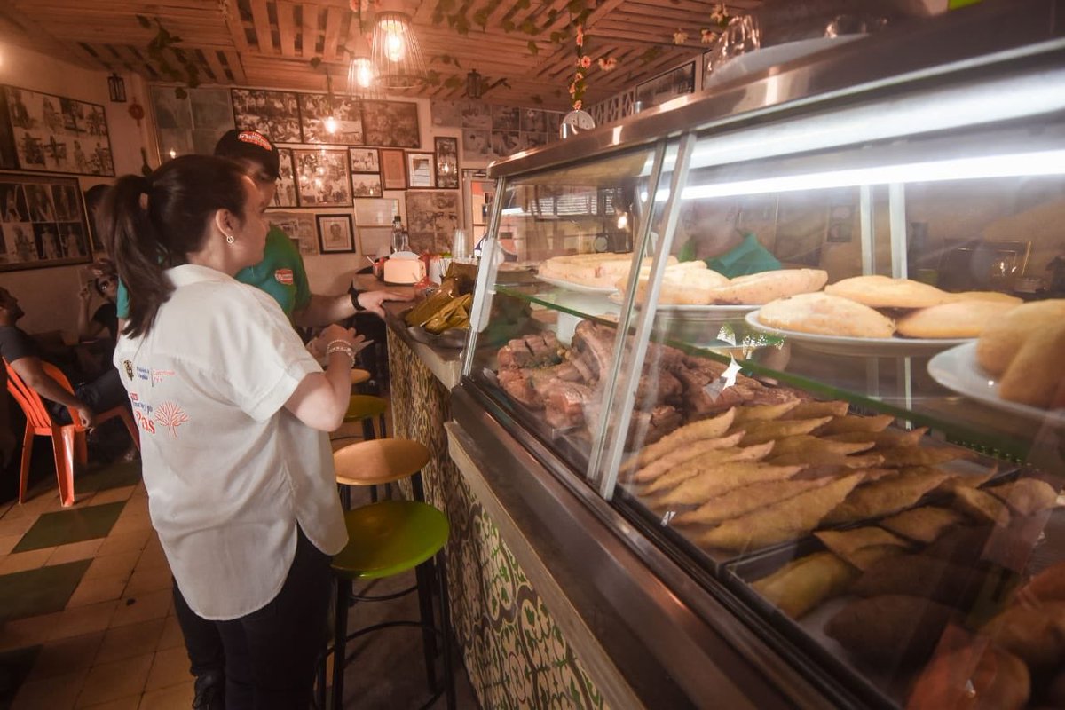 karenabudi's tweet image. ¡Este restaurante es delicioso! La sazón de mi Región Caribe es única, nada como comer en casa. Qué bueno poder compartir este momento con el Presidente, el Gobernador, el Alcalde y los barranquilleros.