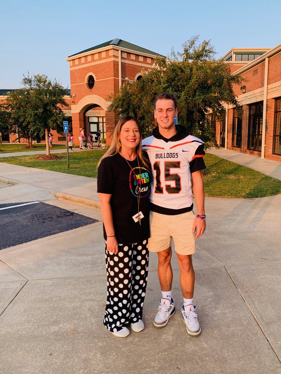 LeeCanup's tweet photo. Thank you, Jackson Canup, for volunteering at North Hart! Football team gives back to community! #proudmama #OneHartBeat https://t.co/f9ARPaDirZ