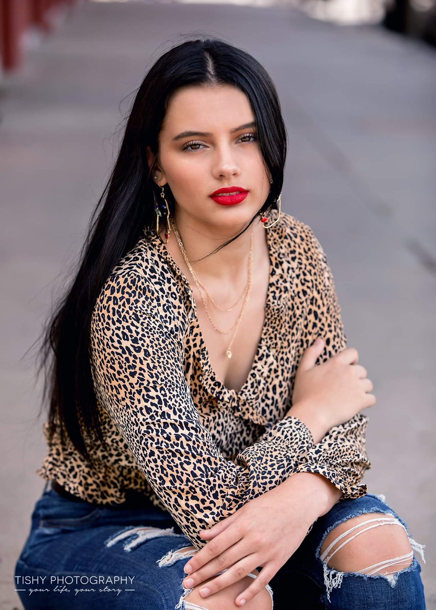 tishyphoto's tweet photo. She's a natural beauty!  I'm ready to capture your senior year and see what great ideas we come up with!  #tmt2020 Senior Model: Sydney Catt - Orangefield High School https://t.co/a7hGHxLxeS