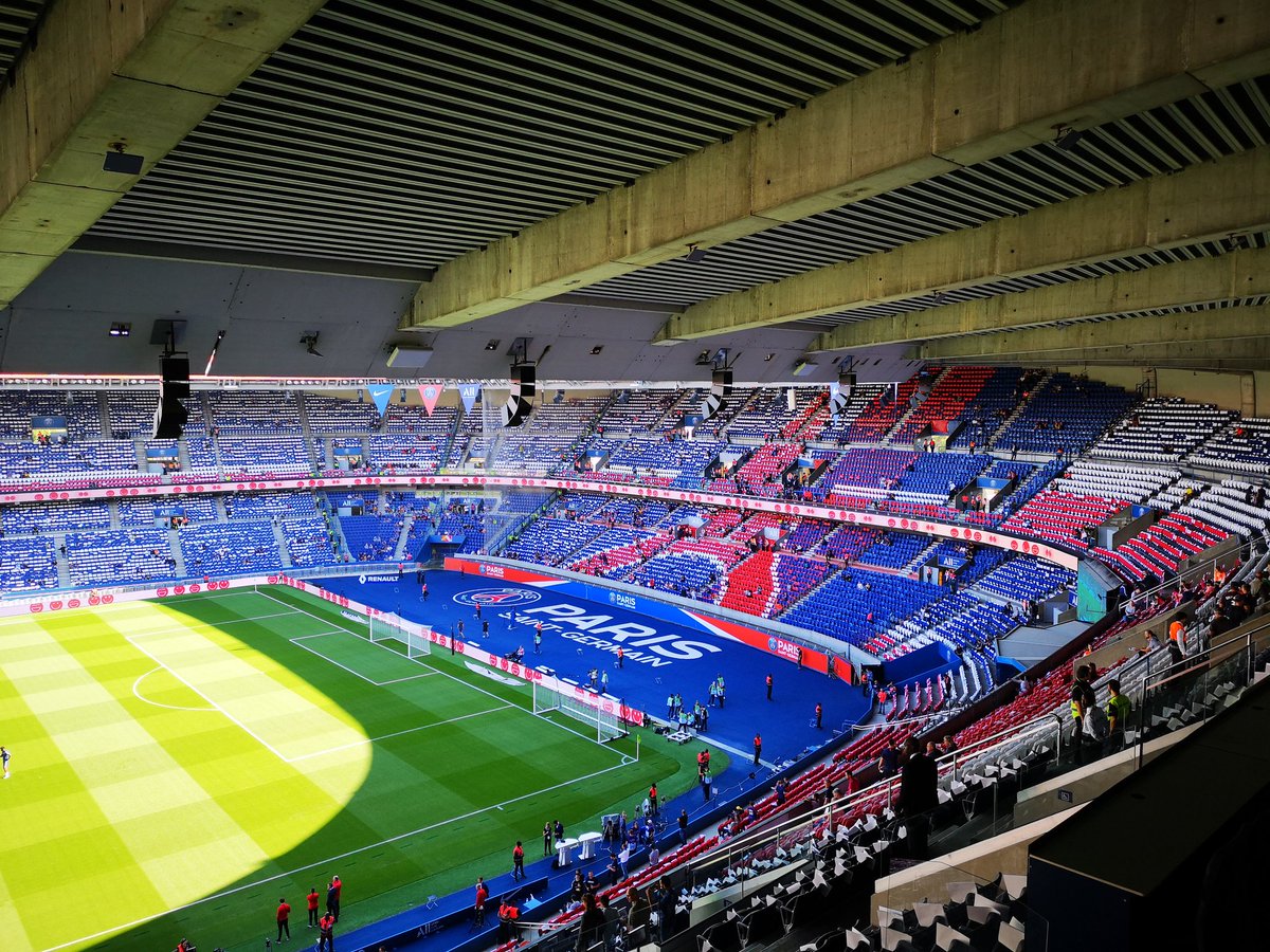 JulienFroment's tweet photo. Tifo géant en vue pour la présentation du maillot Third, et bel écran de fumée pour le retour de #Neymar qui s'attend à un accueil épicé. Rdv sur @Europe1 avec le trio magique @MGuidat @WendyBouchard et @lenaigmonier. #PSGRCSA #Europe1 https://t.co/l9v9rtsH8D