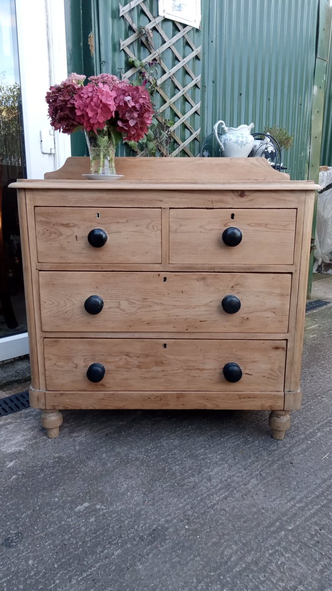 TwoJaysCorner's tweet photo. Victorian 2 over 2 chest of drawers
Stripped pine and waxed
#antiques
#chestofdrawers
#Victorian
#strippedpine https://t.co/vMo4Em8clV