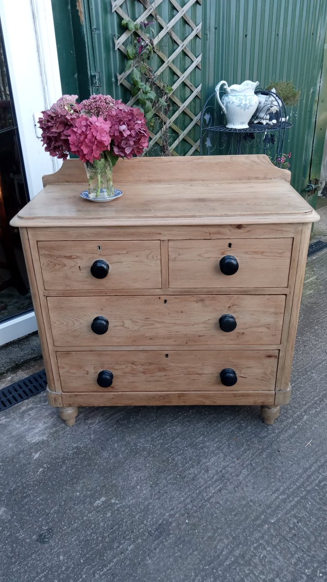 TwoJaysCorner's tweet photo. Victorian 2 over 2 chest of drawers
Stripped pine and waxed
#antiques
#chestofdrawers
#Victorian
#strippedpine https://t.co/vMo4Em8clV