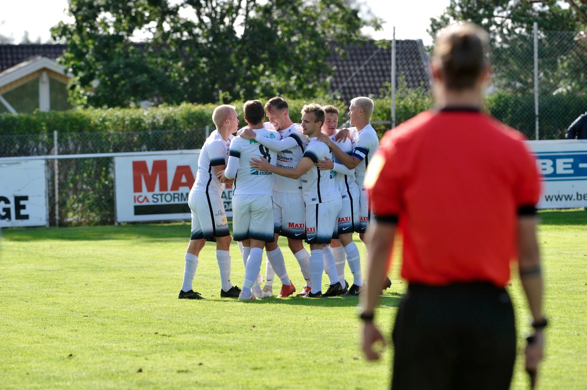 Rivalmöte, heta känslor och röda kort – och ett matchavgörande genom ett riktigt drömmål. Så var derbyt mellan <a href="/MVFK2/">Myresjö/Vetlanda FK</a> och <a href="/HvetlandaGIF/">Hvetlanda GIF</a> | vetlandaposten.se/article/bucani…