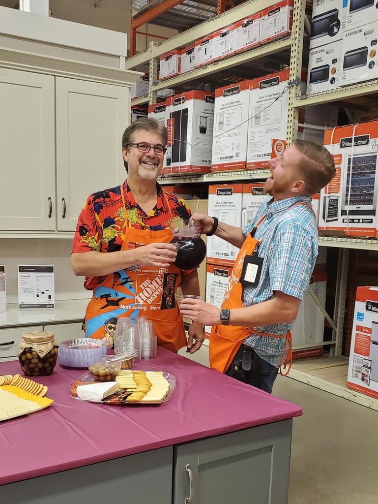 Jefe_Morrow's tweet photo. Good times at Nashua 3481 cabinet makeover clinic @thdglenbass @BatmanofHD https://t.co/BwqSeYW5lW