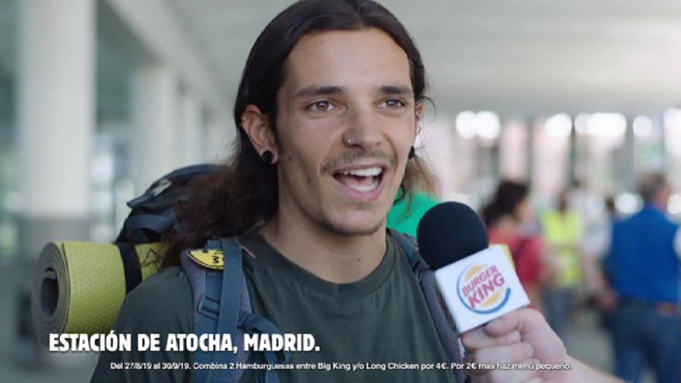 "Ahí fuera se come fatal" afirman viajeros del anuncio de Burger King en LA ESTACIÓN DE ATOCHA.

Se ve que Chamartín, Valencia o Barcelona no tienen Burger King.