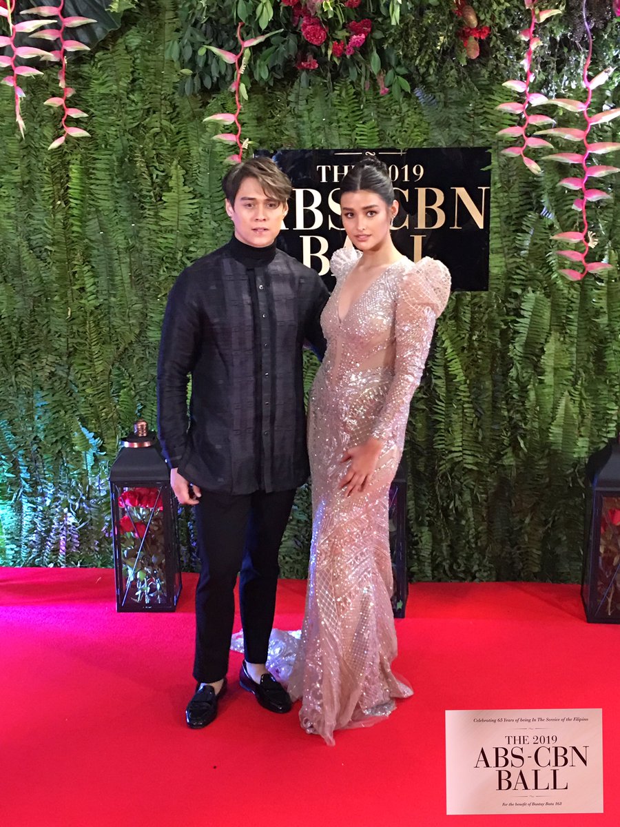 ABSCBNNews's tweet photo. Liza Soberano and Enrique Gil make a fierce couple at the #ABSCBNBall2019 | via @cedrickkbasco https://t.co/VxSEndiFYI