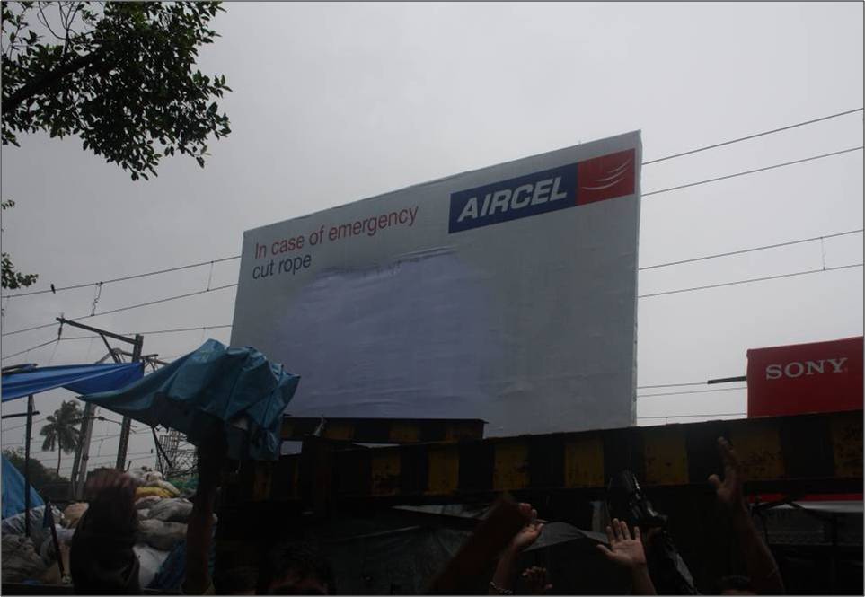 In 2009, Aircel (which was operational in Mumbai) put up a raft atop a hoarding in Milan subway. It was actually put to use and got press coverage too. What's changed?:)  #AdArchives  #advertising  #MumbaiRains