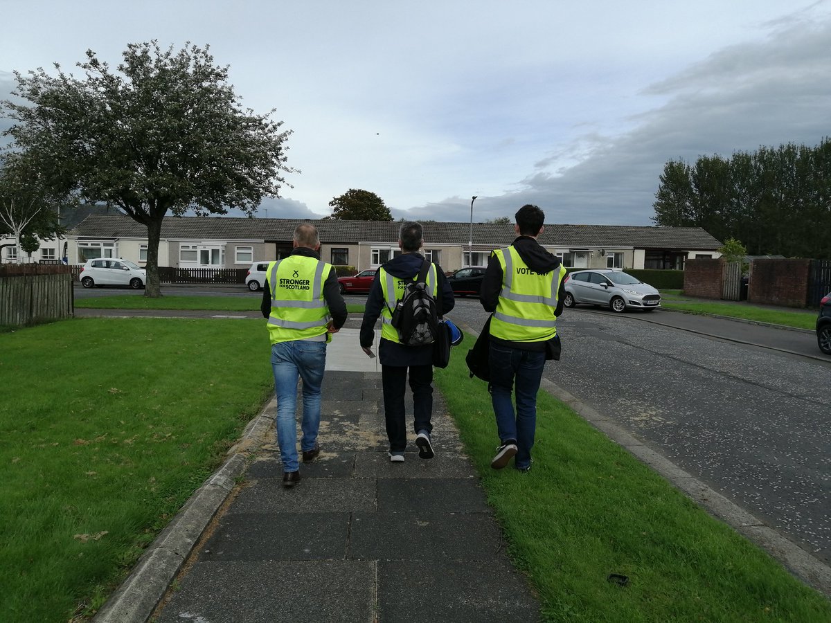 Marsi132's tweet photo. #ActiveSNP today in Prestwick - full canvass too! Good to see some #yesstones too! #chooseSNP #chooseYES https://t.co/n4OSDJhPzq