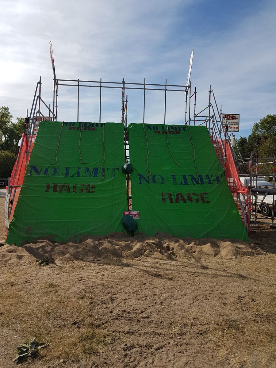 LumiPopFR's tweet photo. Mise en place des 6 spots LED RGB+CCT sur l'obstacle "pyramide glissante"! 😎
#lumipop #spotled #rgb #nightrun #nolimitrace2019 https://t.co/TdMlTeuXiy