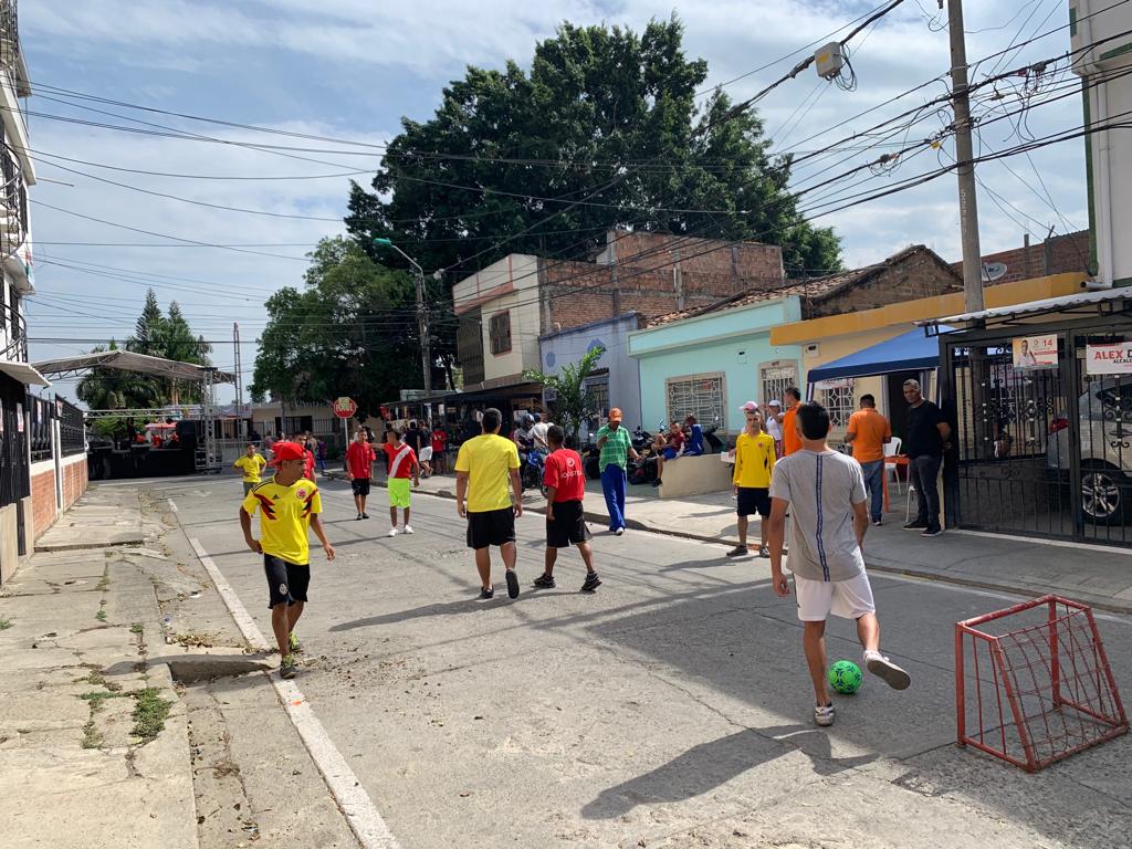 PrensaAlexDuran's tweet photo. #AmorYAmistad Así se prepara la comunidad del barrio La Independencia para sus tradicionales fiestas. Estamos con ustedes: Alex Durán @alexduran76 #Esperanza Hilo deportivo https://t.co/7NNuKHDNbY