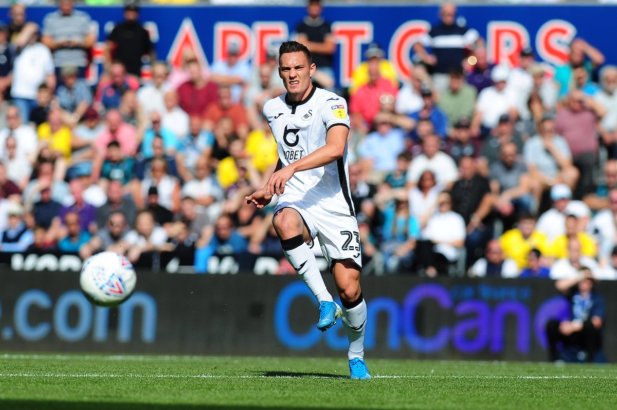 SwansOfficial's tweet image. 📸 Keep going @ConnorRobs! 💪

💻 Match Centre 👉 bit.ly/2lRnv2T

🦢 0-0 🔴

#SWAvFOR | @SkyBetChamp