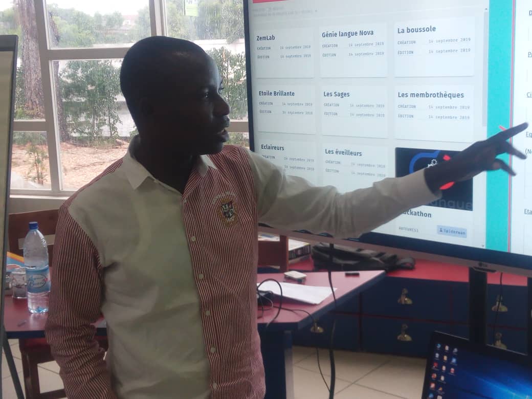 BLOLAB_BENIN's tweet photo. #FairLangue La phase de prototypage continue. Les participants documentent à présent leurs créations avec #do_doc de l'@latelier_cherch. À 17h démarrera la présentation des projets. #BloLab #MakeAfrica https://t.co/N6U0Uxfj1n