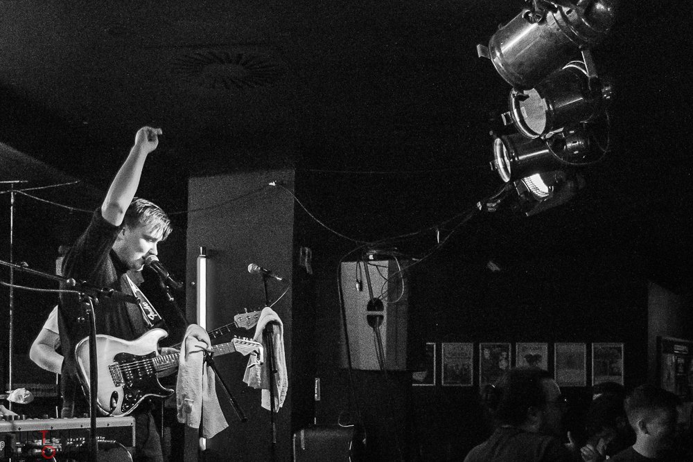 Listen to Discover tweet media