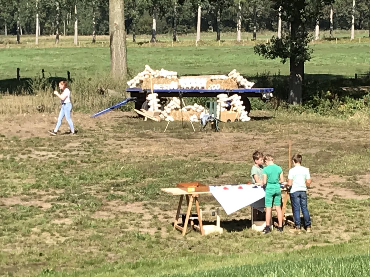 PeetvdLoo's tweet photo. In kader van 200 jaar Best genoten van spellen- en klompendag in de Vleut. Goed idee van oa Jeugdraad, IVN, populierenvereniging en Plein Best. https://t.co/IqJePfxYLv