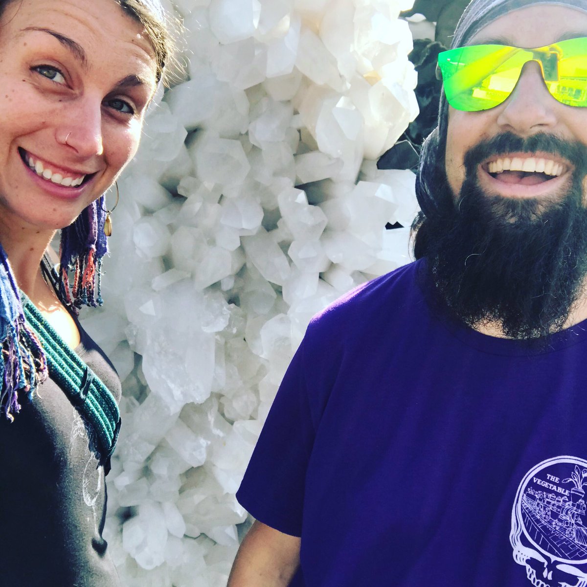 Find us today thriving on plants and thriving on crystals at the @denvermineralshow from 10am-5pm! Feed your body mind and soul! 🚂💎#thevegetableexpress #vegan #plantbased #thrivingonplants #glutenfree #denvercolorado #foodtruck #crystals  #feedyoursoul #denvergemshow2019 #gems