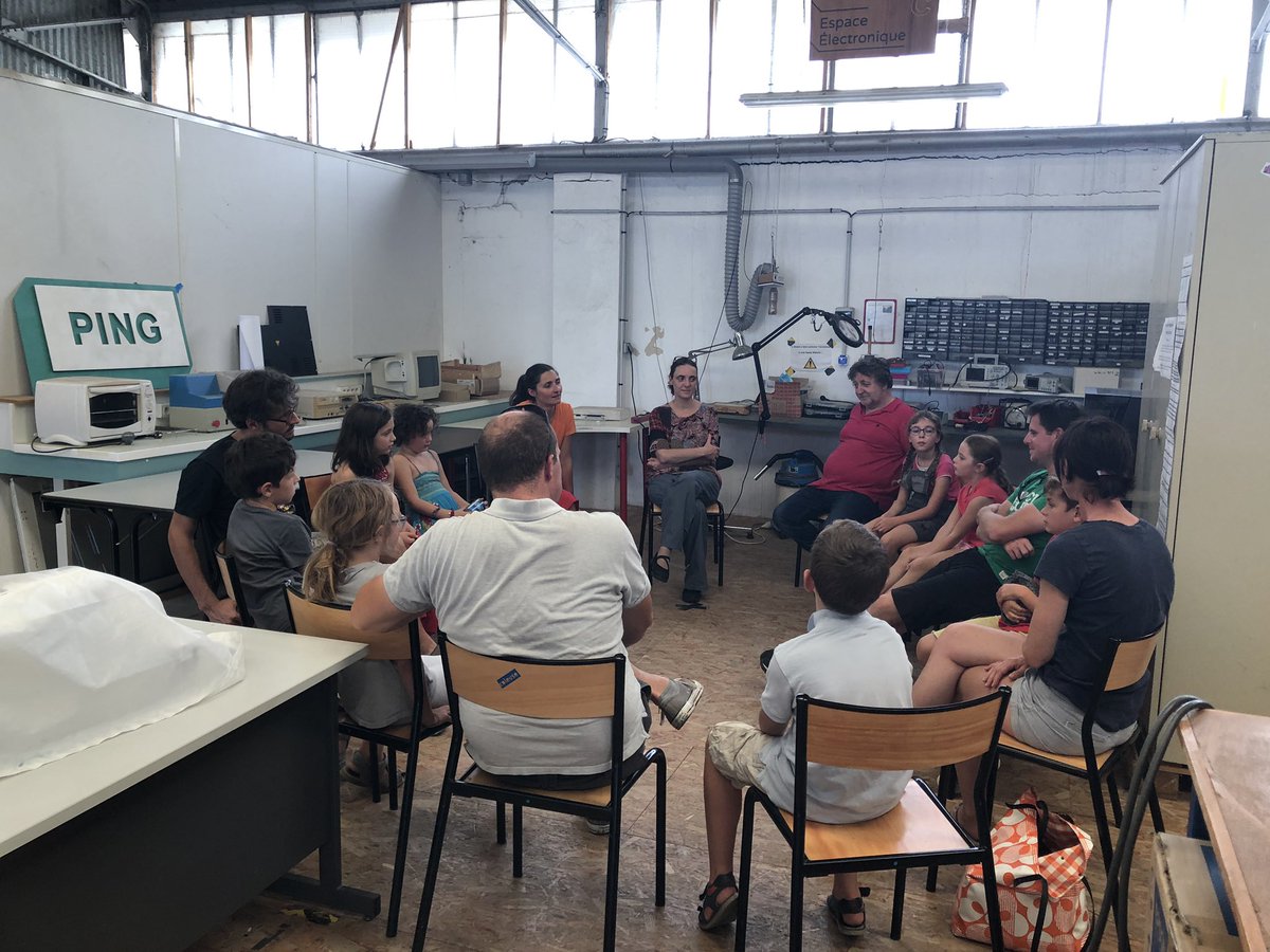 franckytrichet's tweet image. Super ce café philo avec les enfants ! La question était simple : « Et si ma maîtresse ou mon maître était un robot ? ». Un consensus fort pour le NON et c’est tant mieux ! Même si mathieu avait l’argument pour : on aurait plus de 2 récrés par jour car un robot tombe en panne.