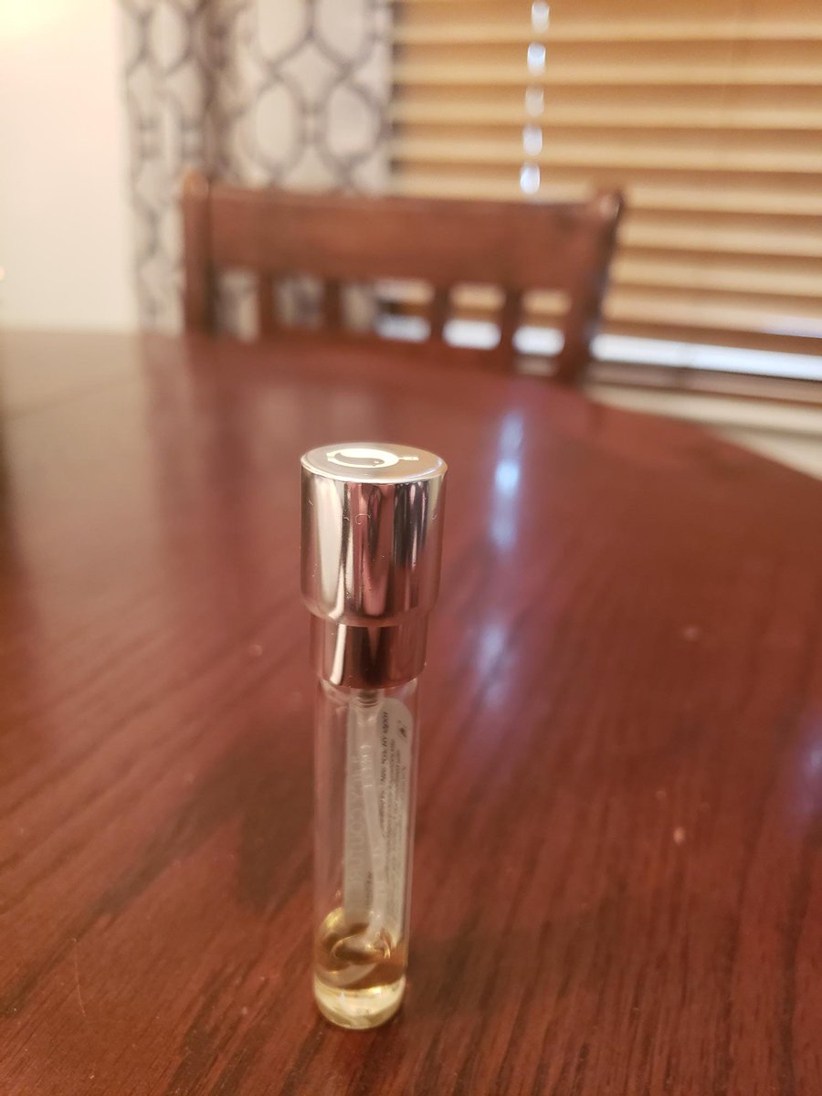 Goldenvirtuous_'s tweet photo. @Scentbird Hi. What is your email? I received a damaged package yesterday. https://t.co/s5ZrFemW1x