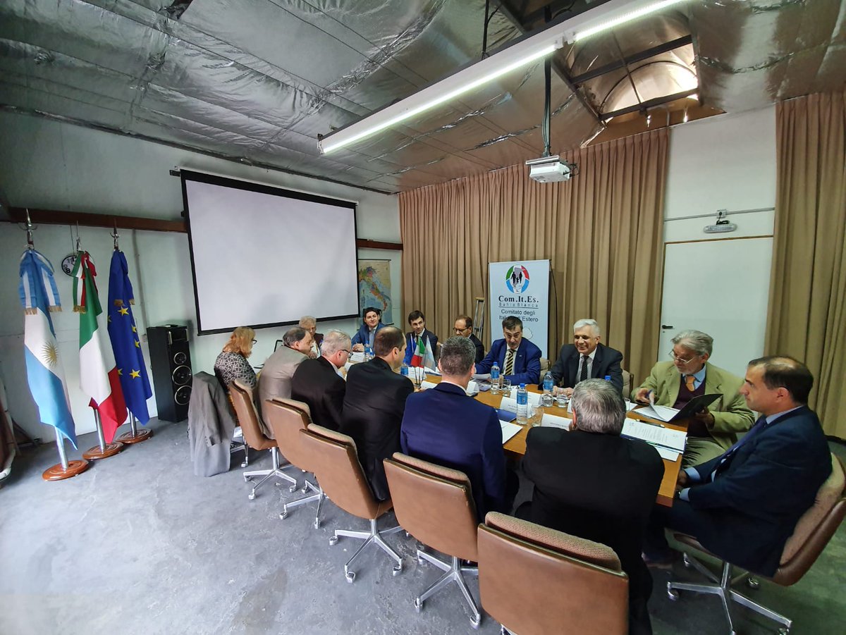 ItalyinARG's tweet photo. Jornada #Intercomites en #Bahiablanca con Emb. @beppemanzo y el Consul @APetrarulo. Crecen los servicios consulares brindados a la comunidad 🇮🇹residente en el exterior más grande del 🌎. La ayuda de los https://t.co/xZIQHdoSOG es fundamental para seguir mejorando👏👏 https://t.co/XgLrCHu9oj