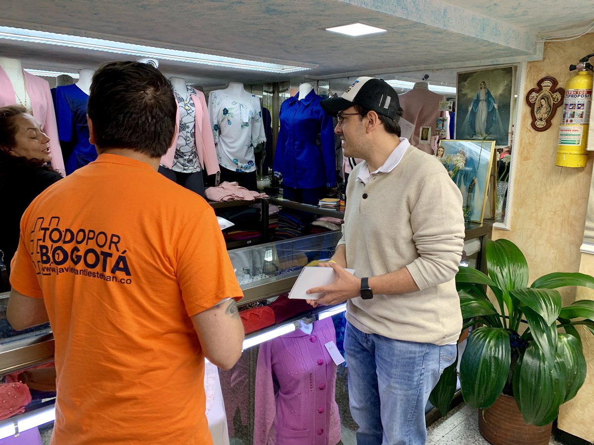 sanvalgo's tweet photo. Empezamos el día junto a el candidato a la JAL de #Engativá @HeiberthMunoz #CD89 contándole a la gente porque #LoNuestroEsBogotá
#ApasionadosPorColombia🇨🇴 https://t.co/ZghcfCksJf