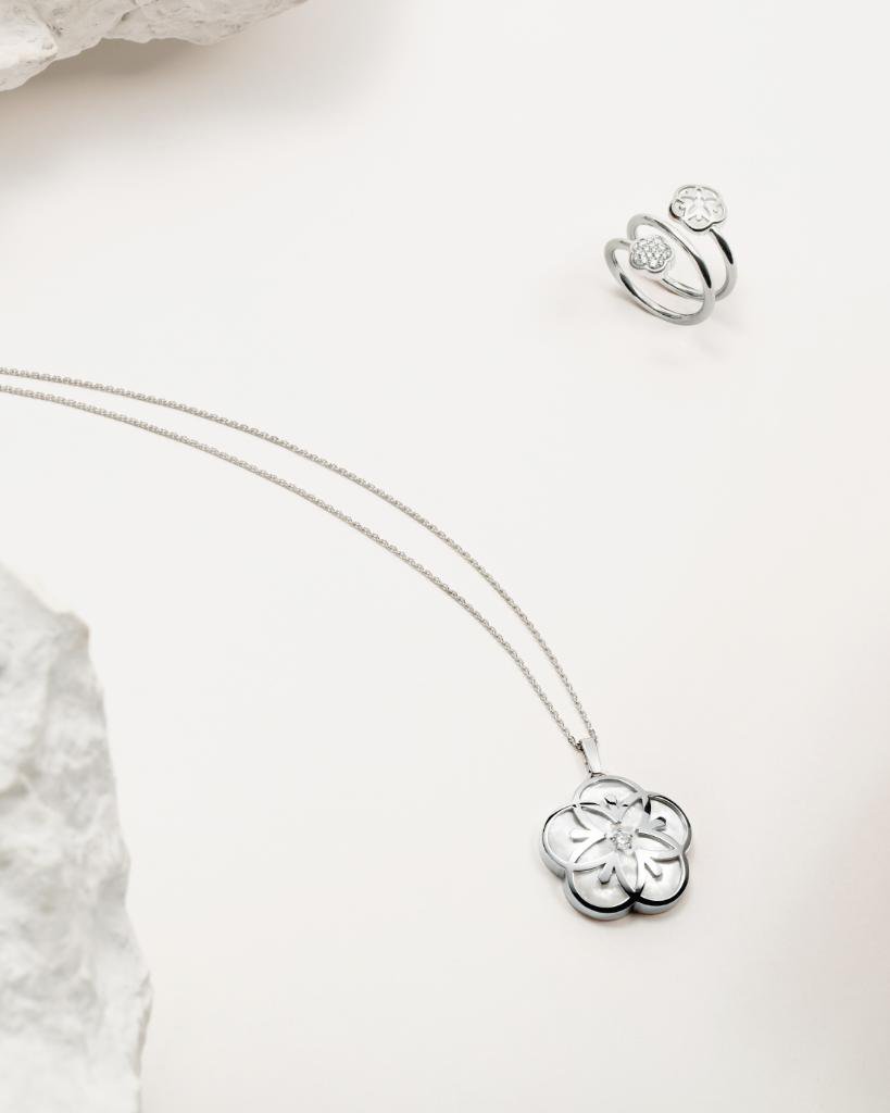 omegawatches's tweet photo. #OMEGAJewellery
Every piece of jewellery in the Flower Collection is formed by five #OMEGA symbols. Take your pick from the full nature-inspired range. https://t.co/qScwI2taPB https://t.co/s7ZVNKVs0g