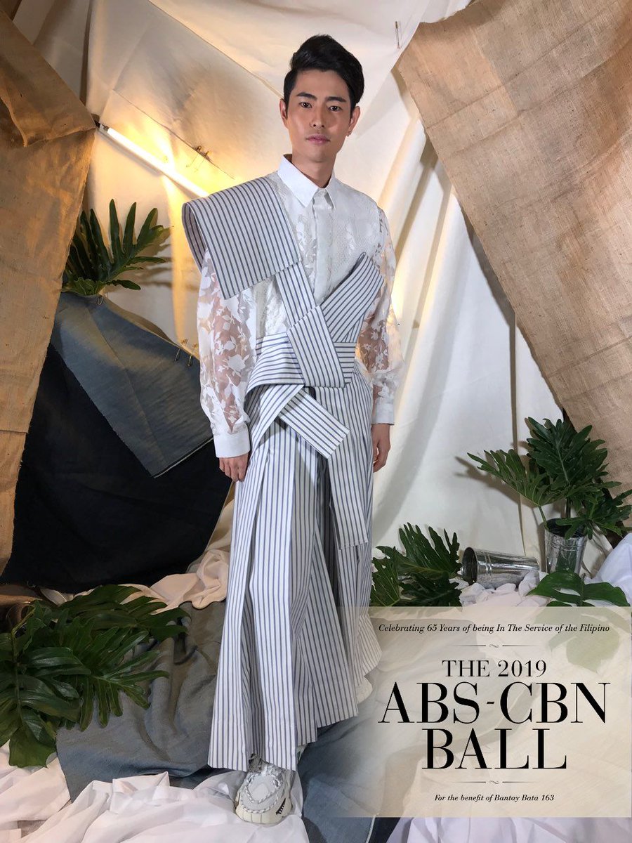 boypunaph's tweet photo. Dito ako sa dalawa na amaze sa suot nila, yung makabagong version ng Pilipina dress at kimono na pinagsamang barong tagalog sobrang wow. Ang galing ng designer  nila. Ang galing pa nila magdala @louyanong @fumfumfum3 
#ABSCBNBallFanFave 
#ABSCBNball2019 https://t.co/kXg8FEiOEH