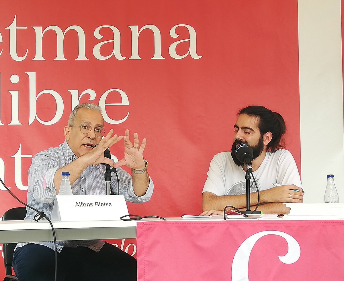 LaSetmana's tweet photo. 🔊 A l'escenari 2, @optometria_cat, un dels patrocinadors de #LaSetmana19 ens parla de la bona salut en els ulls a l'hora de llegir. Què interessant!! ✨
.
#colegiopticsioptometristesdebarcelona @aula_radio #coooc https://t.co/DcsHBqNwrj