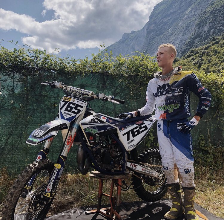 MXmoduls's tweet photo. Lieliskas zinas no Vācijas!!! Šodien “MX Moduls” sportists Edvards Bidzāns startē ADAC Junior Cup 2019 noslēdzošajā posmā. Bidzāns, finišējot pirmais, pirmajā braucienā kļūst par čempionu MX85 klasē!!! 🇱🇻🇱🇻🇱🇻 #MXmoduls #Mogo #Velve #ModulsEngineering #ProMehanika #Lucidus https://t.co/YZgXRhmvAB