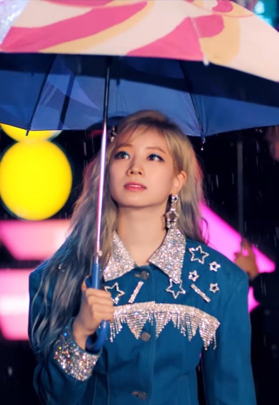 Foymina's tweet photo. #TWICE #트와이스 #DAHYUN #다현
#twiceapparel
#FLEAMADONNA
DENIM STITCH JACKET
(별 브로치는 촬영용 샘플)
https://t.co/Bbv1TMgaCI https://t.co/kQxuGwjdS8
