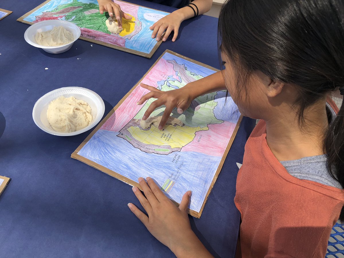 GoynesSTEM's tweet image. Fifth graders created some cool textured USA maps this week as they learn more about geography! #politicalmaps #physicalmaps #handsonlearning #funatschool