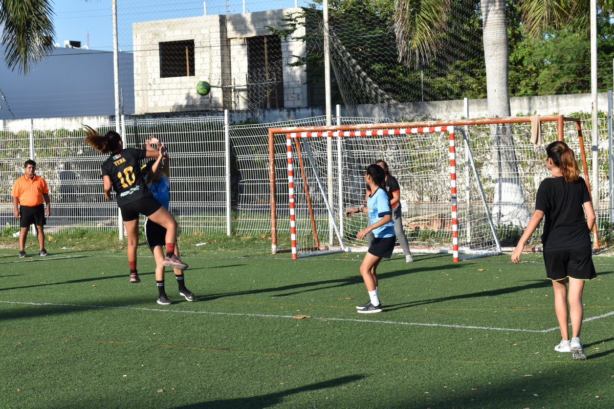 CAMdeChetumal's tweet photo. ¡TENEMOS NUEVO EQUIPO!
Por iniciativa propia y acompañadas de nuestro coach estrella, el día de hoy 14 de septiembre se jugó el partido inagural del torneo de handball femenil  ¿No fuiste? Echalé un 👀 a las fotos. https://t.co/Thd2iyuwA8
#SomosCAM #SomosNormalistas https://t.co/W3sCHjvlPb
