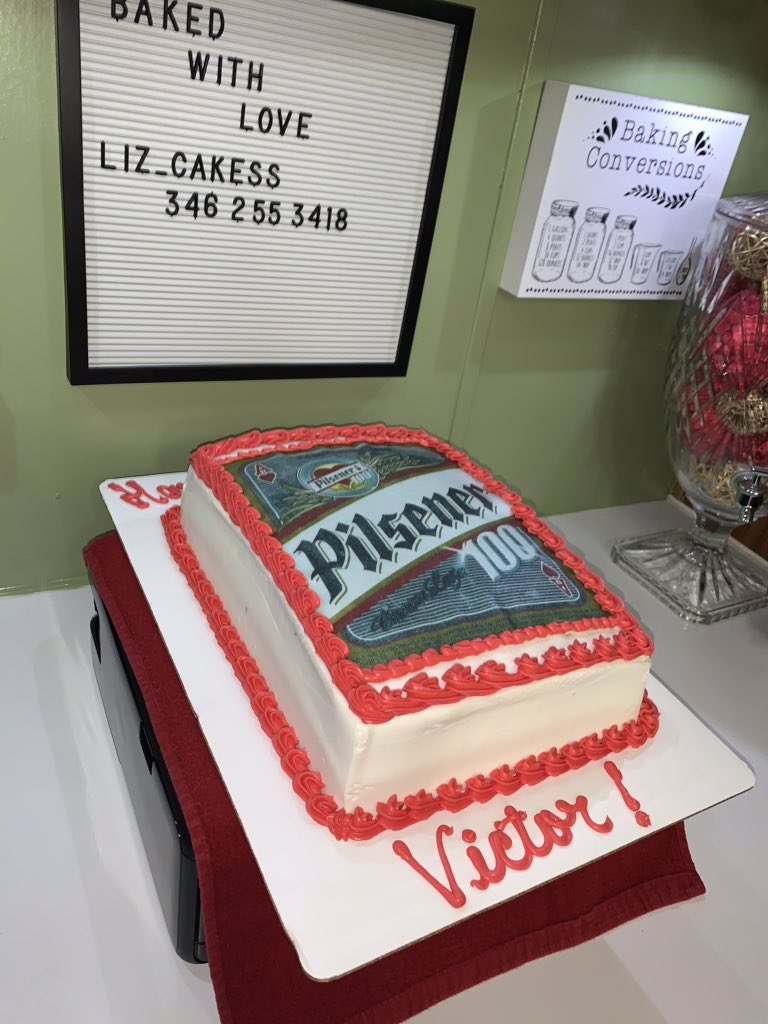 lizetteperalta1's tweet image. Beer logo cake. #ediblepaper #Pilsner #salvadorianbeer #liz_cakess 🍻